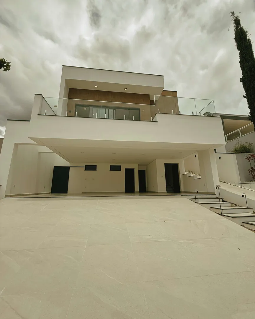Casa alto padrão à venda no Condomínio Serra do Prata.